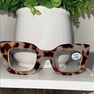 EW- RS  Tortoise Shell Square Reading Glasses